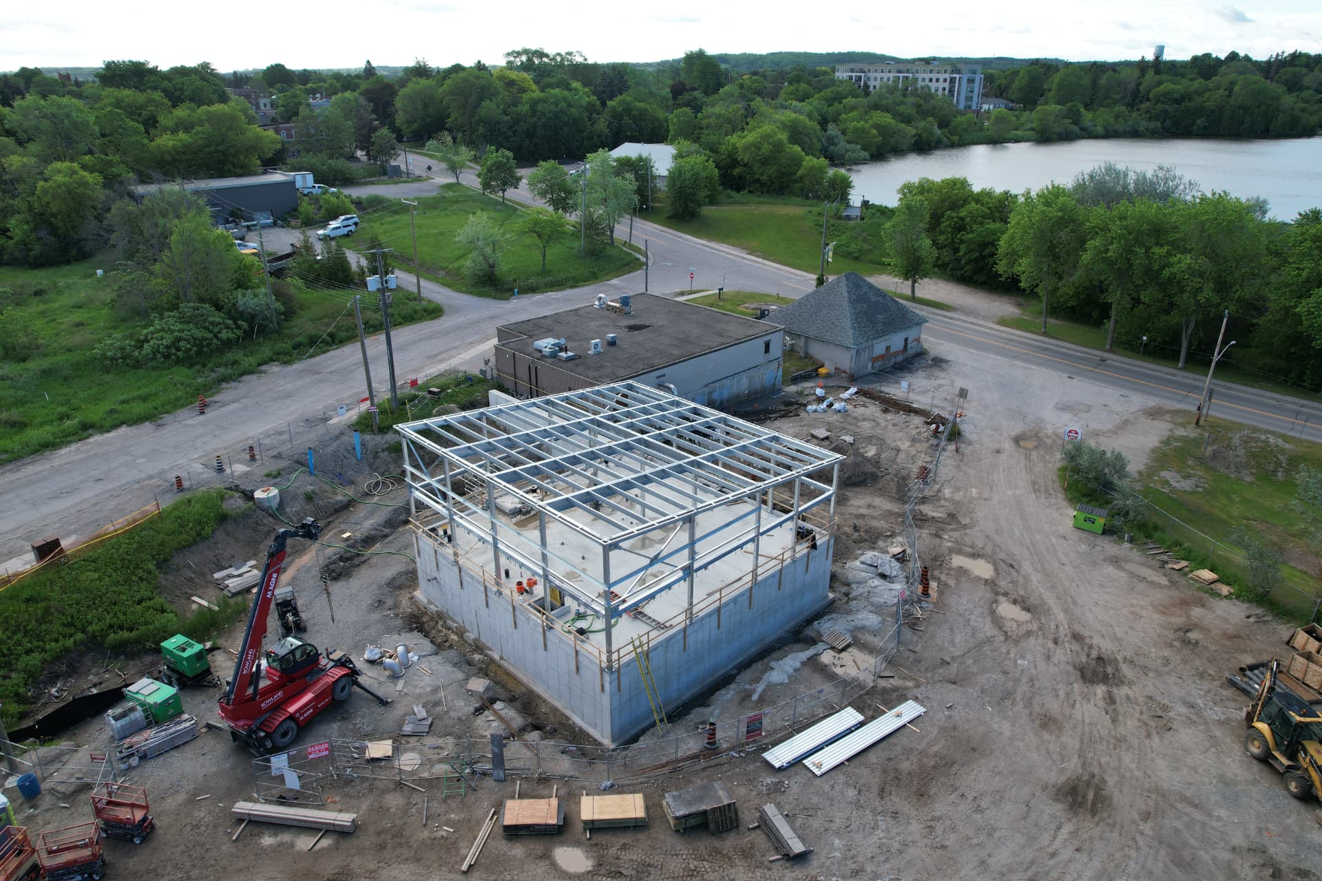 Aerial view of a rigid steel frame — columns, rafters and perimeter beams set on a cast-in-place foundation